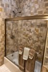 Mendo Aloha - clean and modern tiles in the main bathroom